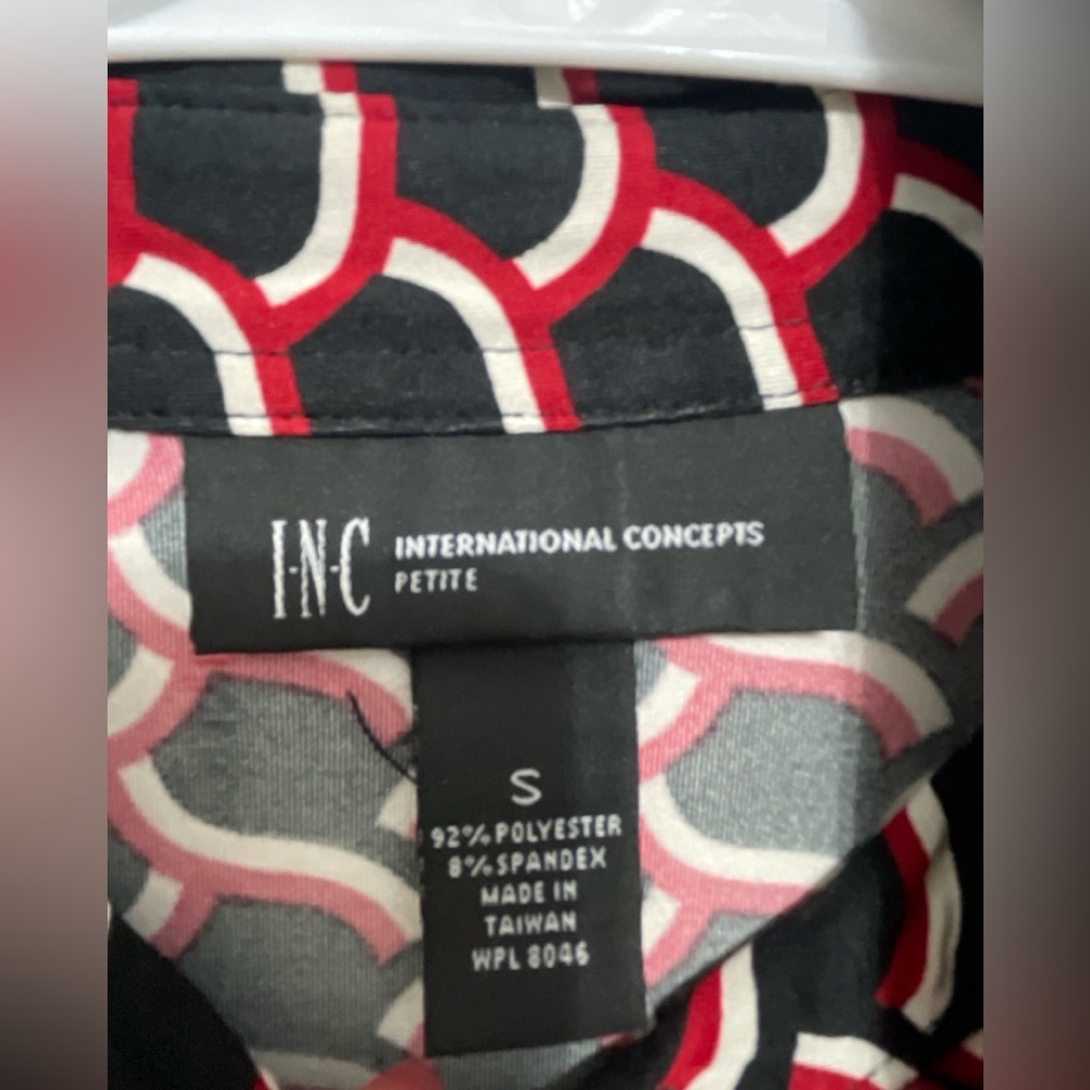 INCInternational)Concepts PetiteButtonFrontBlouseGeometricPrint Black Red(A166✨ - Picture 5 of 5